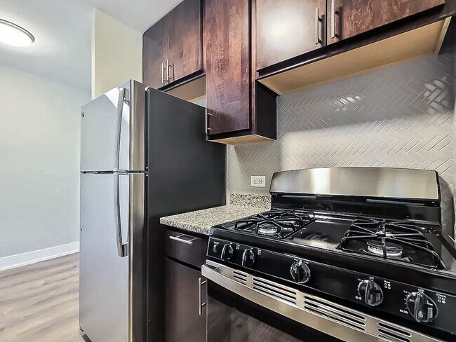 Building Photo - 525 W Surf St