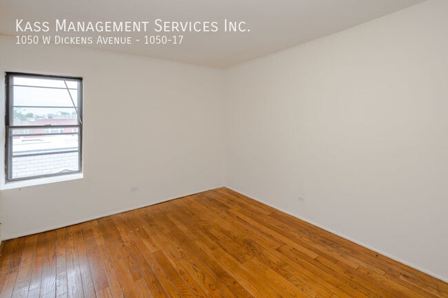Building Photo - 1050 W Dickens Ave