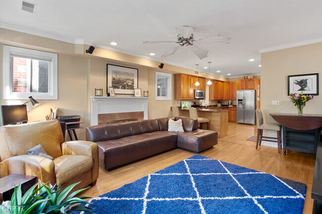 Building Photo - 630 W Briar Pl