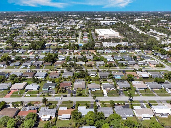 Foto del edificio - Sunrise Gem: Updated 2-Bed, 2-Bath with Ga...