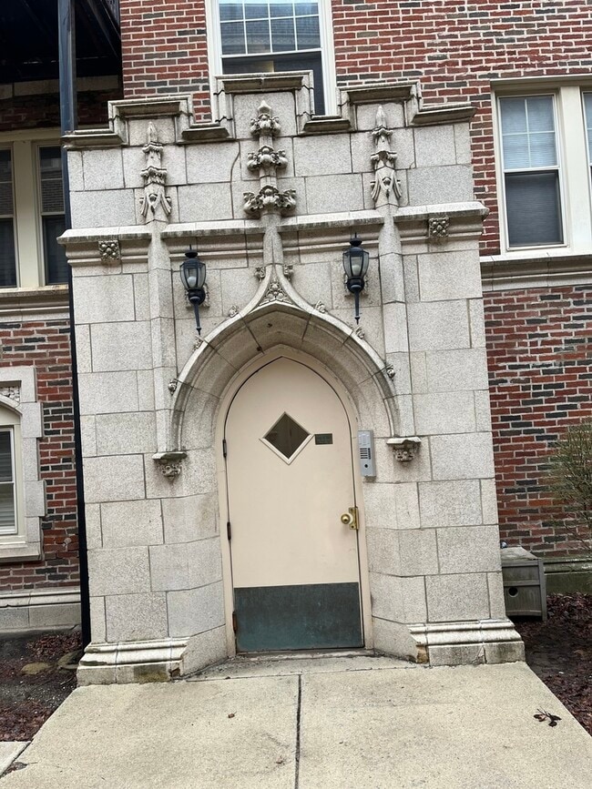 Building Photo - 2315 E 70th Pl