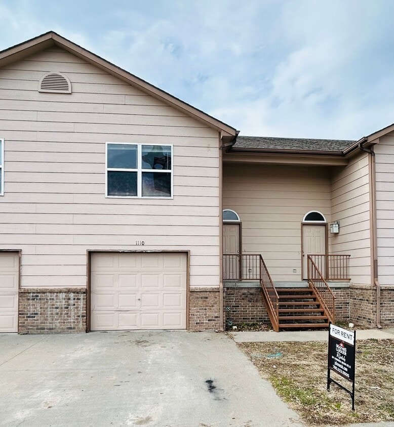 1110 Country Club Ln, Junction City, KS 66441 House Rental in