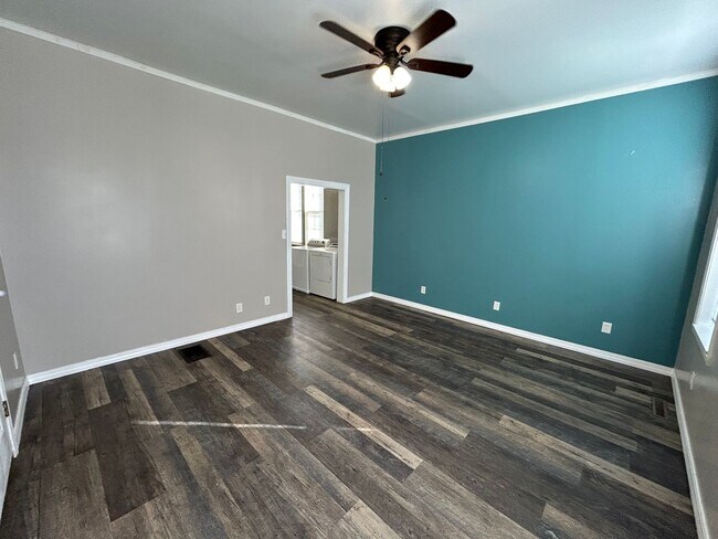Foto del edificio - Nice-sized 2-bedroom 1-bath home with a la...