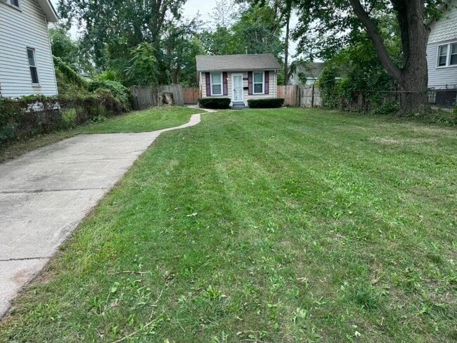 Building Photo - 5049 Lafontaine St