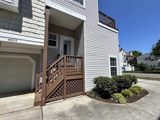 Building Photo - A Chesapeake Bay Townhome w/Garage, Available NOW! 2 Downstairs Bedrooms - Pet Friendly - 2 Balco...