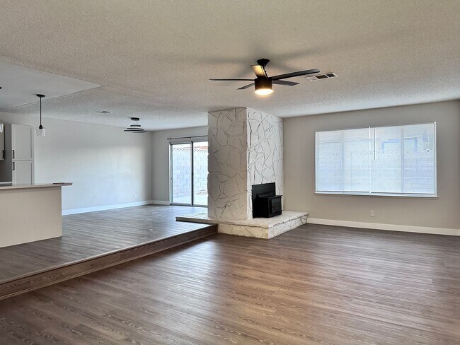 Foto del edificio - Beautiful single-story home featuring 3 bedrooms, 2 bathrooms, and a 2-car garage, situated on a ...