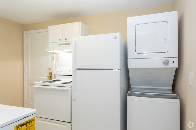 2BR, 1BA - 1,000SF - Kitchen - Haymount Historic Apartments