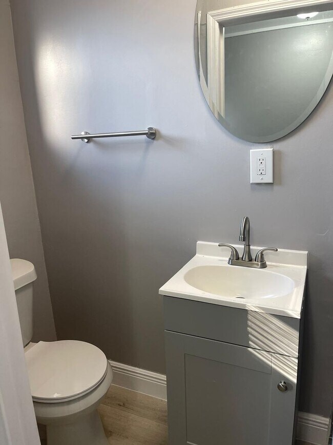 Foto del edificio - Charming 2-Bedroom Duplex with All Utiliti...