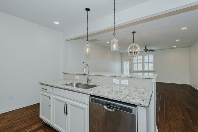 Building Photo - Delightful 3 Bedroom, 3 Bathroom Waterston...