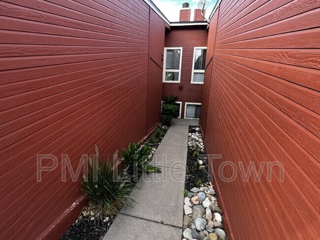 Foto del edificio - 2969 W Rowland Pl