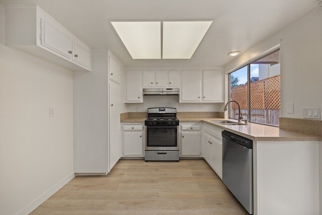 Kitchen - 2608 W Juniper St
