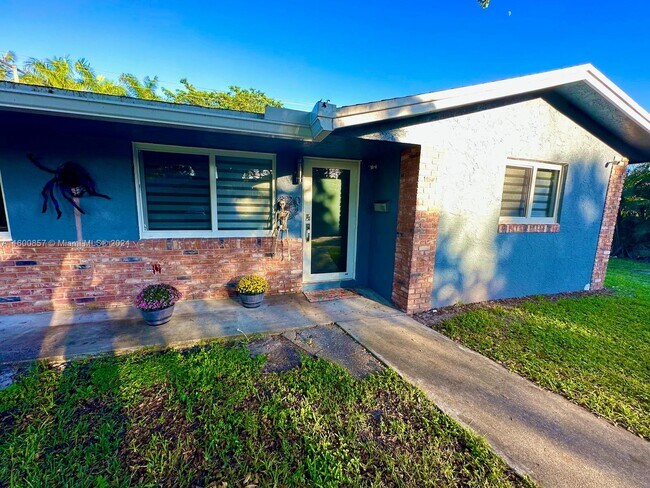 Building Photo - 320 Holloway Dr
