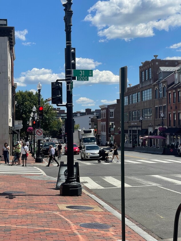 Easy Access to Shops, Restaurants and Sites - 1230 23rd St NW