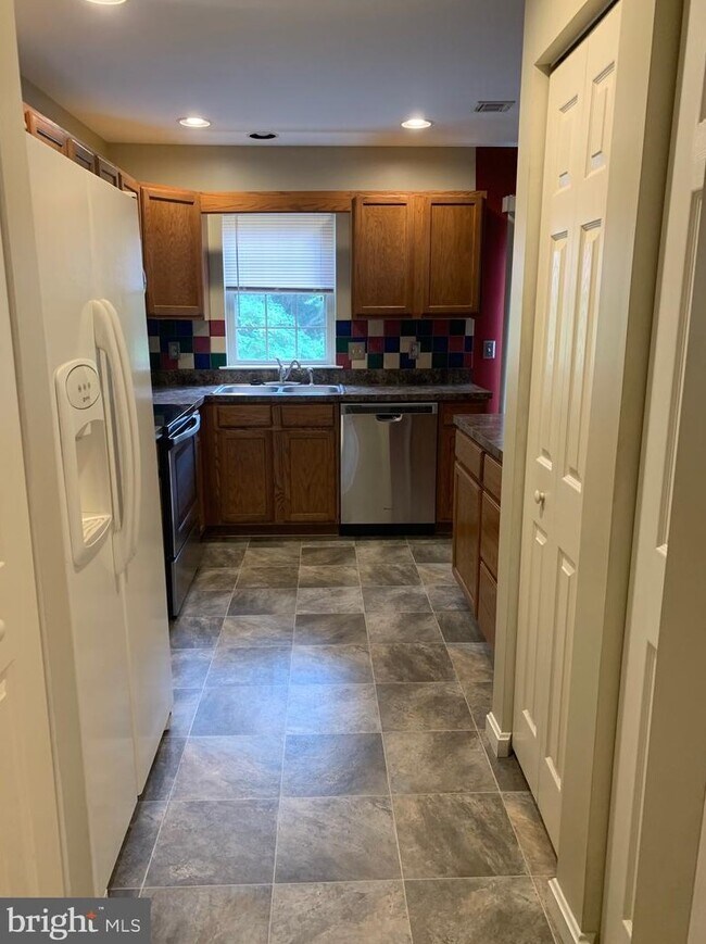 Kitchen with all appliances - 335 Stonehedge Ln