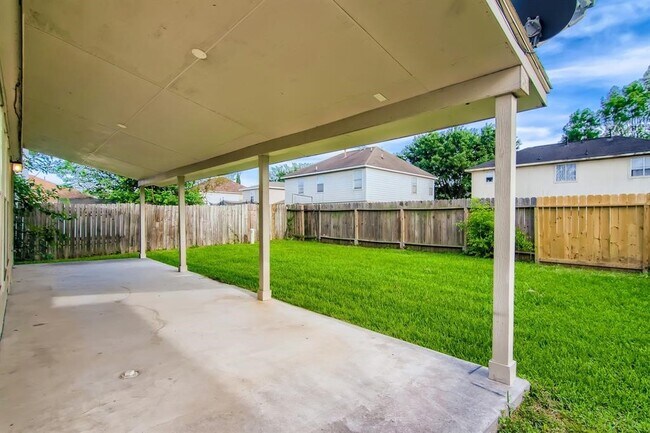 Foto del edificio - 15322 Romford Ln