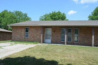 Building Photo - 201-203-203 Maple Grove Way