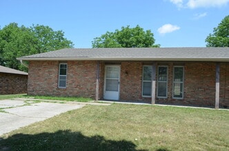 Building Photo - 201-203-203 Maple Grove Way