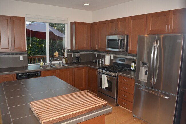 Building Photo - Amazing 4 bedroom home on Tumwater Hill!!