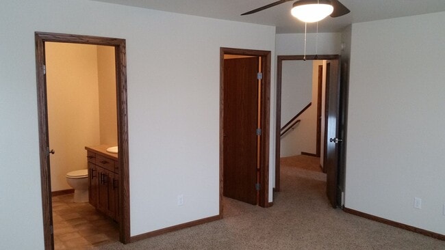 Building Photo - 3 Bed 3 Bath Twin Home