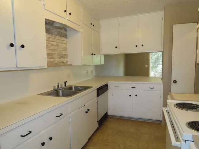 Building Photo - Quaint 2 Bedroom 1.5 Bath in a Country Set...