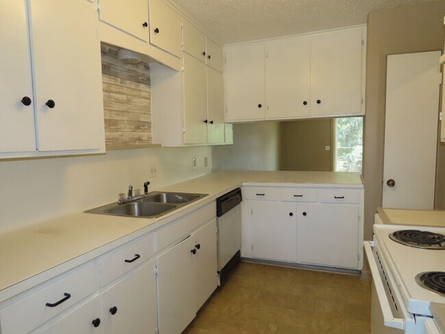 Foto del edificio - Quaint 2 Bedroom 1.5 Bath in a Country Set...