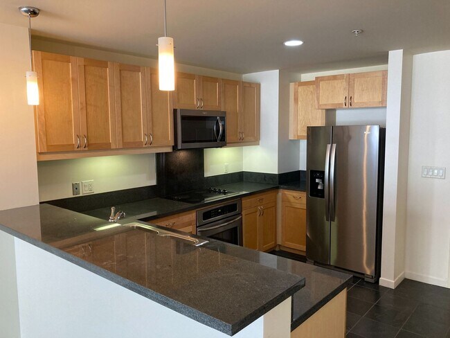Building Photo - Rare 1B+Den/1BA Metrome Condo w/ Balcony, ...