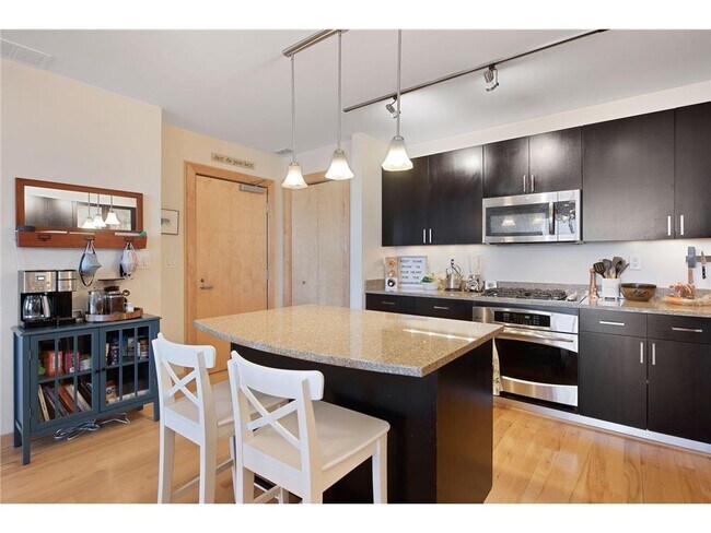 Building Photo - 215 10th Ave S