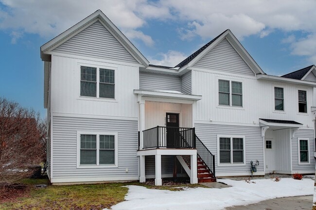 Building Photo - Three Bedroom Townhome