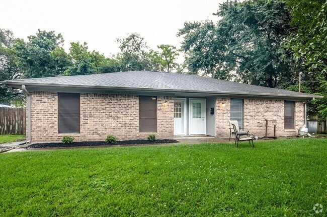 Building Photo - 1007 Cedar St