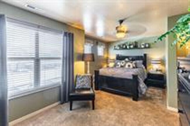 Building Photo - Desert Hills - Hidden Valley Townhome!