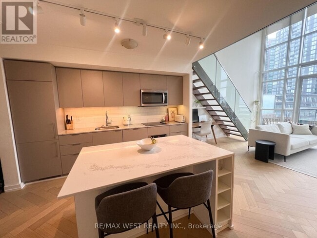 Building Photo - 5 Hanna Ave