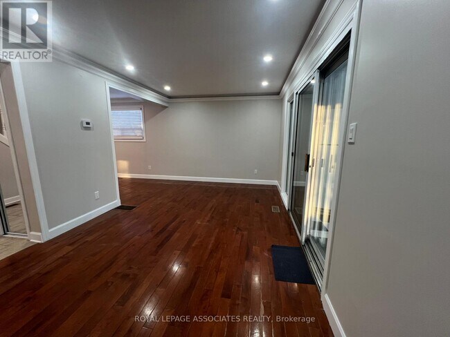 Photo du bâtiment - 69 Huntingwood Crescent