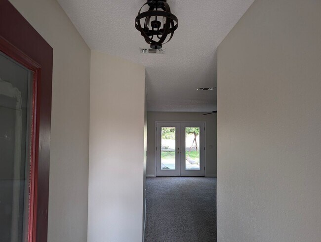Foto del edificio - Updated 4-Bedroom Home on a Quiet Street — 1,695 sq ft, Large Garage — Now Accepting Applications