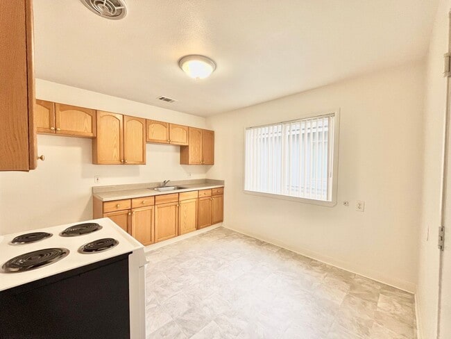 Building Photo - 1710-1712 Madrone Avenue