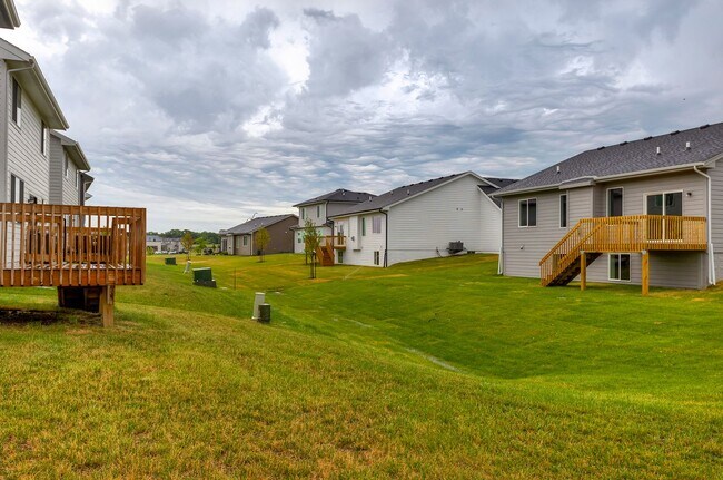 Foto del edificio - Like-New 4-Bedroom Home in Heritage Park –...