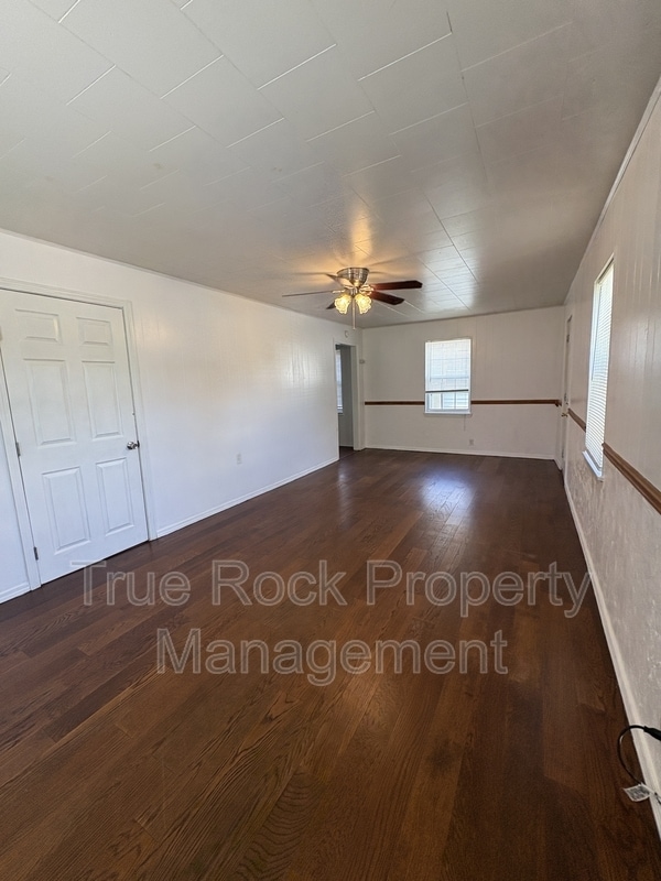 Building Photo - 917 E Beverly St