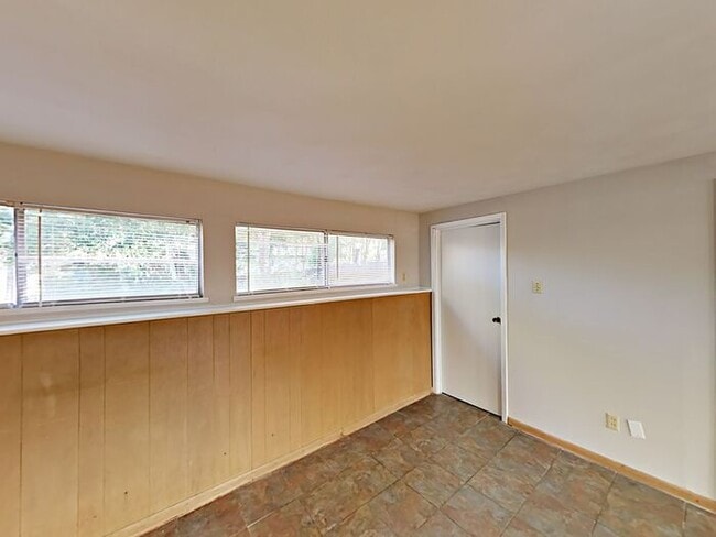 Building Photo - No Application Fees* $500 Off 1st months r...