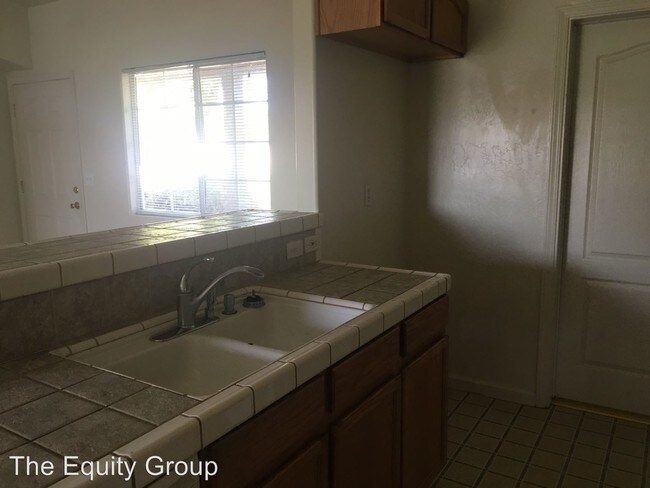 Building Photo - 525 E Olivewood Ave