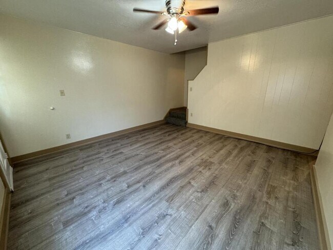 Building Photo - 271 Oak Dr