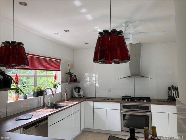 Building Photo - 5650 Pine Tree Dr