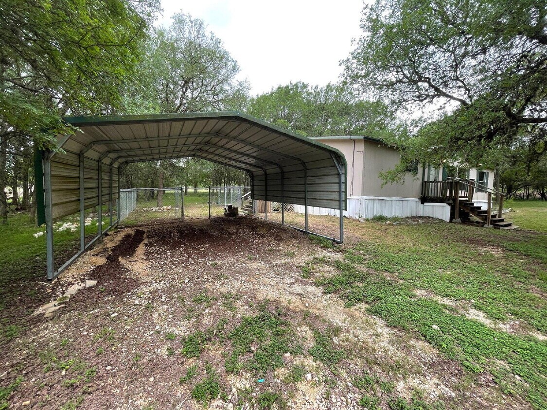 Foto principal - 3 bed 2 bath on one acre lot. New vinyl fl...