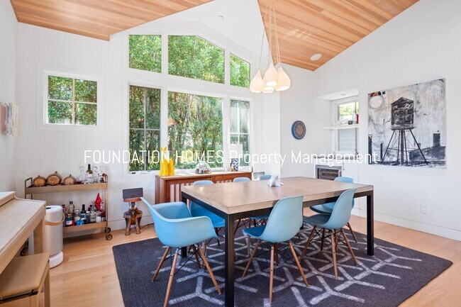 Building Photo - Short Term, Unfurnished Rental! Gorgeous M...