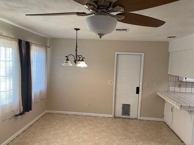 Building Photo - Cute home for rent in Visalia!