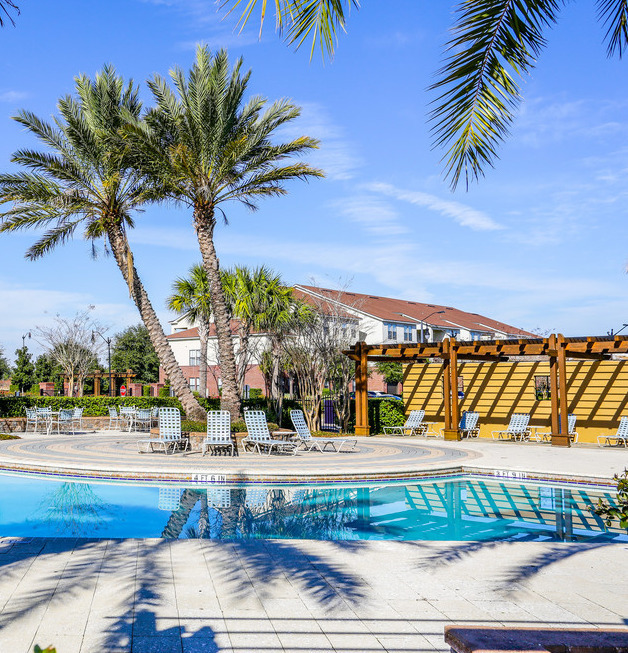 Lantern Square Pool - Kendall Lake Apartments