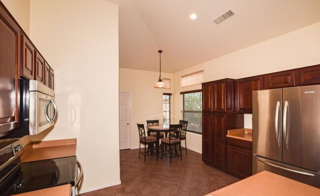 Building Photo - 3 Bedroom 2 Bath home in Power Ranch