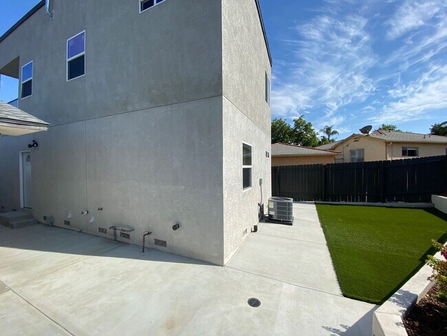 Building Photo - 4BD/2BA  with Large Upstairs Balcony!