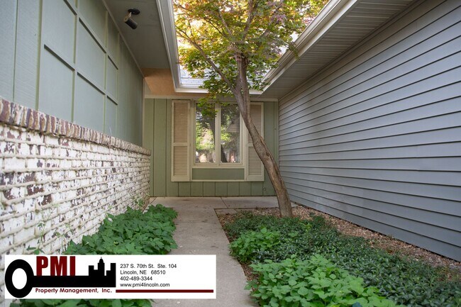 Foto del edificio - 4 Bedroom, 3 bathroom Duplex for rent