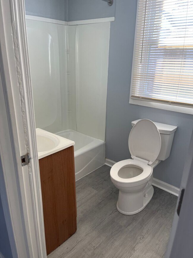 Building Photo - 614 E Jefferson St