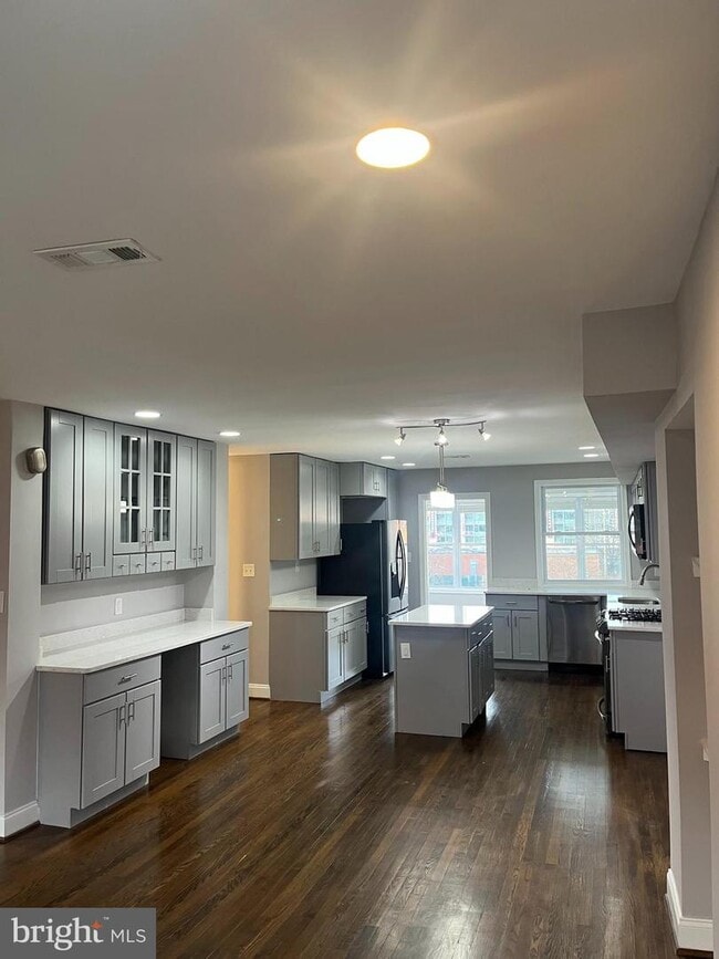 Building Photo - 567 Ingraham St NE