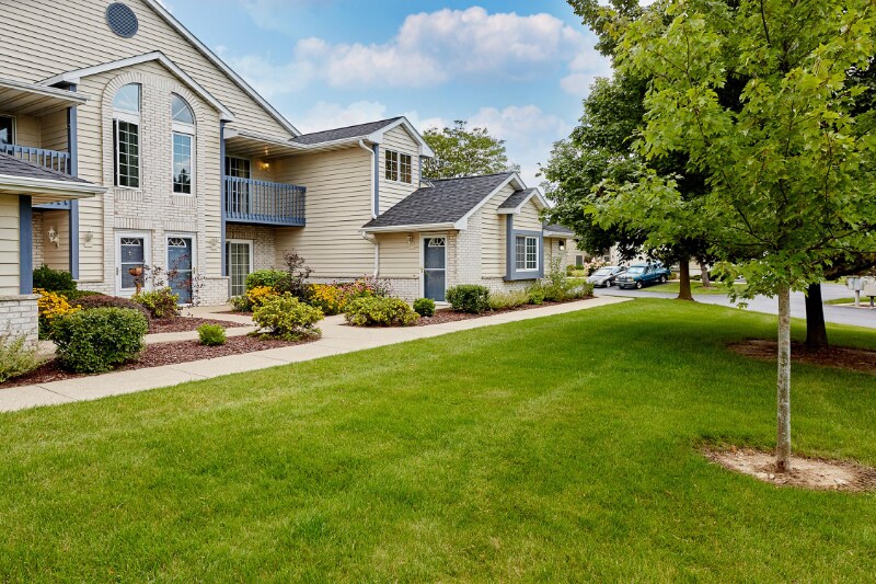Foto principal - 24160 River Park Dr
